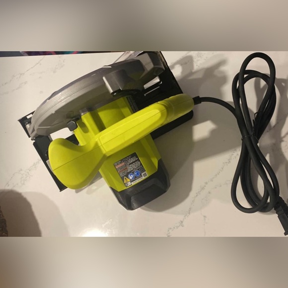 Circle saw in very good condition like new 7 1/4’ blade new blade - Picture 2 of 3